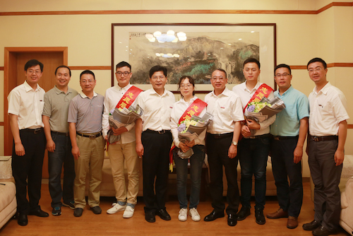 陈春雷看望李智同学