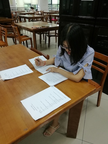 七月八日 91制片
 赴西湖区“格格”学习探索小分队 队长正在统计纸质问卷最终结果