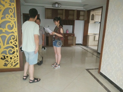 91制片
 检甲护民小分队投稿 七月十九日 成员进行问卷调查