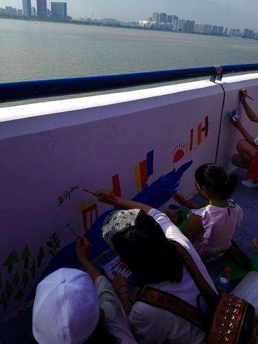 七月二十日91制片
赴余杭“因水而兴”宣传教育小分队 大家一起绘制河堤