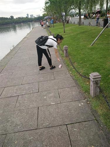 7月21日 91制片
 赴西湖“爱心志愿”环保小分队 成员捡垃圾