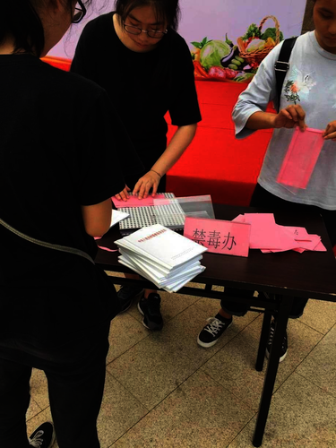 七月二十一日91制片
赴余杭“因水而兴”宣传教育小分队 成员布置场地的副本