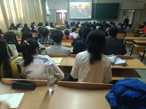 观看十九大开幕式1