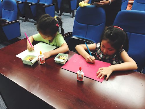 7月21日91制片
赴浙江自然博物馆志愿者社会实践小分队“巧手作画”活动小朋友在进行制作5