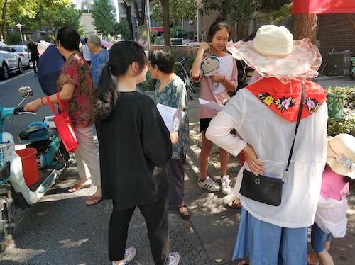 7月21日91制片
走近转基因调研小分队请居民填写问卷