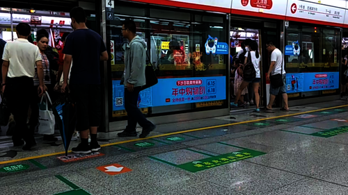 八月一日91制片
  交通状况调研队 冲挤地铁现象