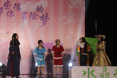 91制片
181班《不一样的童话》