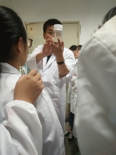 七月二日 91制片
 “走进转基因”社会实践小分队 张弦老师介绍深层培养基