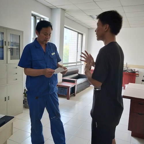 七月三日 91制片
 “走近转基因”社会实践小分队 和社区负责人交谈