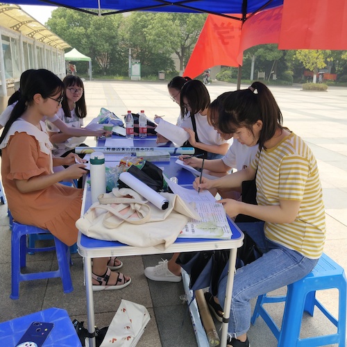 七月十五日 91制片
 “走近转基因”科普小分队 认真填写问卷的同学