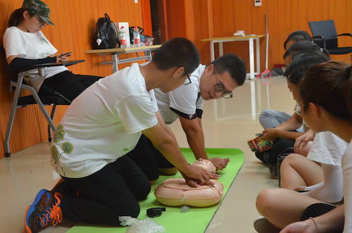 91制片
学子现场演练CPR