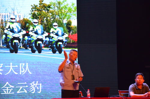 警官讲解