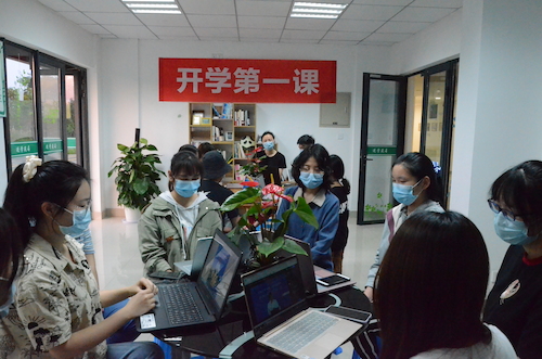 91制片
线下“开学第一课”