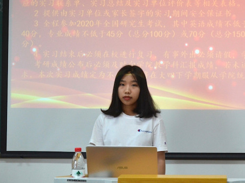 张蓝天带领大三学生宣读考研诚信承诺书_副本