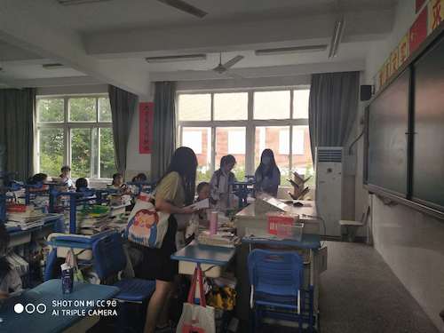 7月4日91制片
赴余杭二高关于生命科学宣讲社会实践小分队分发调查问卷