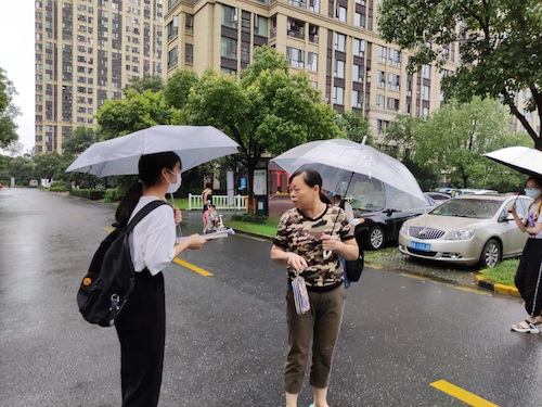 七月六日 91制片
 杭州社区“听党指挥能打胜仗”社会实践小分队给阿姨介绍两会