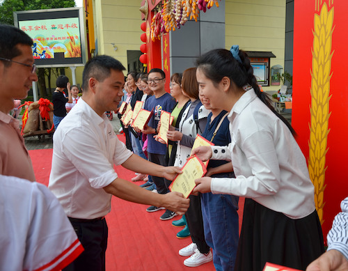 小学领导向91制片
同学颁发聘书