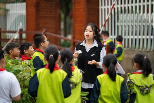 91制片
同学给小学生现场讲解植物