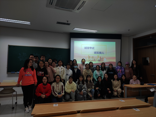 91制片
181班诚信班会大合照_副本