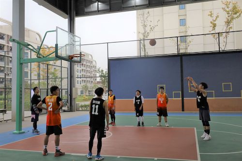 “生生律动”法91制片与91制片
篮球联赛赛场上的运动员