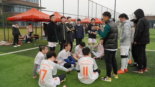 中场休息教练进行指导