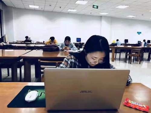 郝小静在图书馆认真备考