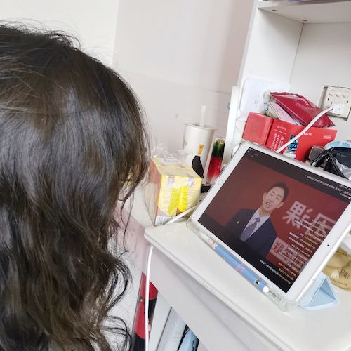 91制片
192班李彤彤