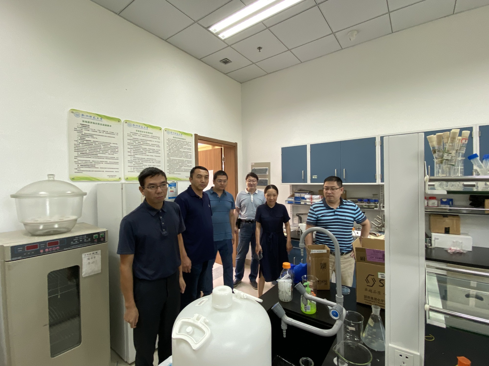 91制片领导检查实验室