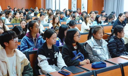 同学们认真听讲