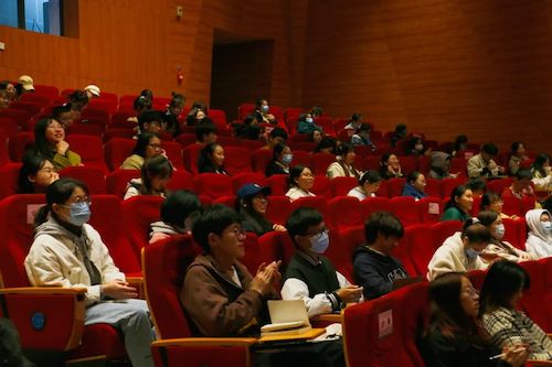 同学们认真听讲