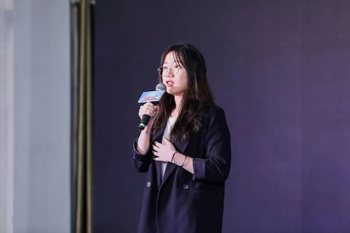 张亦南同学发表演讲