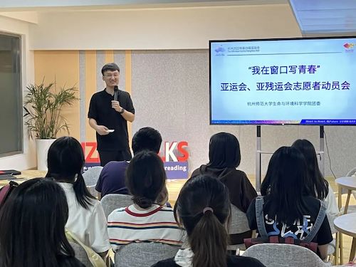 孙老师主持进行志愿者动员会